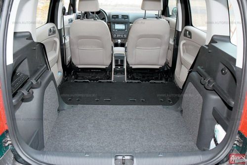 Благодаря полностью съемному заднему дивану перевозить неразборные комоды удобнее в Yeti &mdash; высвобождаемый объем на 250 л больше, чем в Тигуане. Но для перевозки длинномеров чешская машина подходит хуже: переднее кресло не складывается