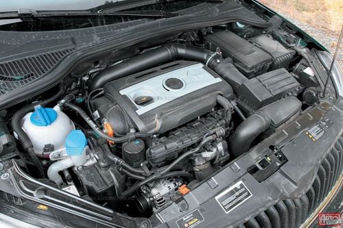 Двухлитровый 140-сильный турбодизель (на фото) не столь напорист и удобен в обращении, как бензиновый турбомотор 1.8 TSI (160 л.с.). На первых порах только эти два двигателя будут ставить на полноприводные версии первого кроссовера из Млада-Болеслава. Фот