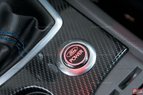 Как и у простых Фокусов, капот на RS открывается ключом, спрятанным в бесконтактном брелоке: двигатель запускается кнопкой на центральном тоннеле