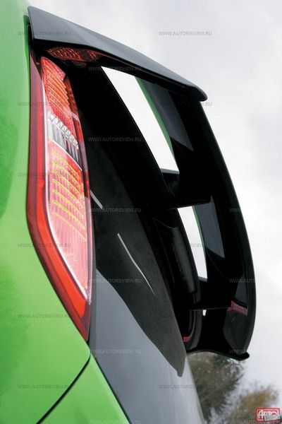 Заводской «тюнинг» эффектен. Прорези на капоте служат для отвода горячего воздуха, а вот черные решетки с шильдиками «RS» на передних крыльях — бутафория