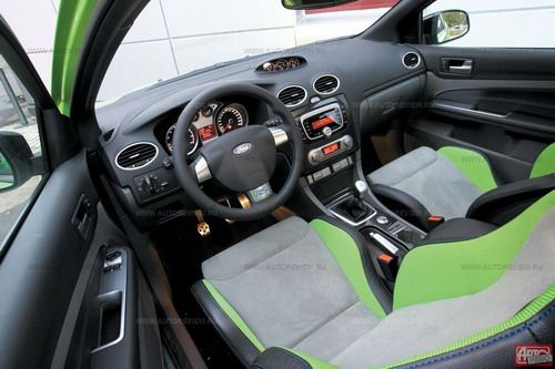 Кроме руля, сидений, приборов, накладок на педали и «углепластиковой» вставки, внутри RS — обычный Focus