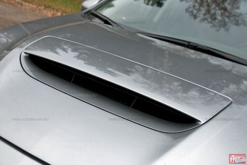 Теперь у «горячей» Мазды сразу два шильдика «MPS», широкая ноздря воздухозаборника и массивное антикрыло