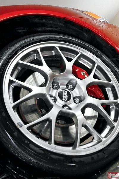 У Evo X самые большие тормозные диски и самые дорогие колодки в трио, но самый длинный тормозной путь