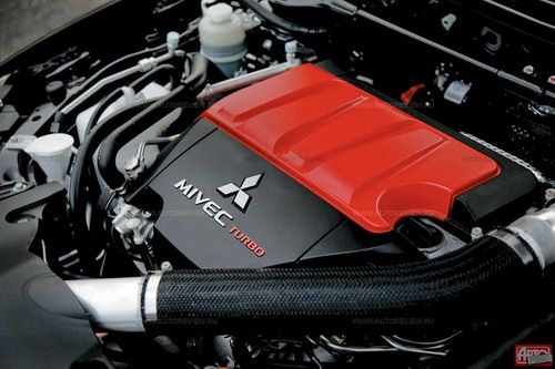 Почти ровная кривая крутящего момента двигателя Evo X обманчива — настоящее ускорение начинается после 4000 об/мин и не стихает вплоть до ограничителя на 7500 об/мин