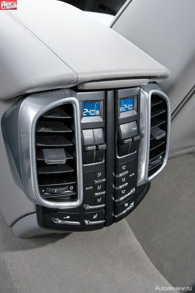 К услугам задних пассажиров — полноценный климат-контроль с раздельной регулировкой не только температуры, но и потоков воздуха