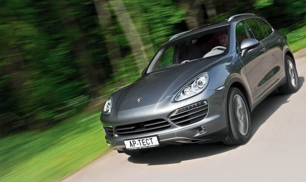 «Шарик» в разрыве одного из ребер радиаторной решетки — это радар активного круиз-контроля, который может в автоматическом режиме держать постоянную дистанцию до впереди идущей машины. Если она останавливается, то и Cayenne без участия водителя тормозит до полной остановки