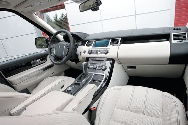 Range Rover любят сравнивать с яхтой. Вот только на «капитанском мостике» тесновато