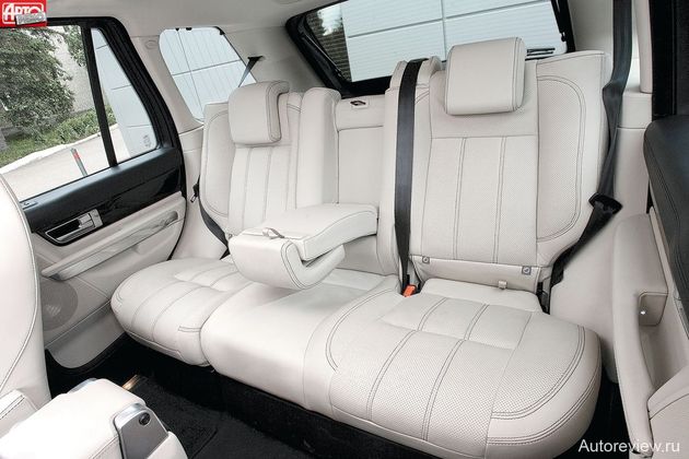 Забираться на высокий задний диван сложно, и места над головой маловато