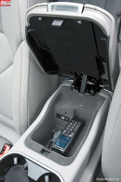 В боксе-подлокотнике — штатный телефон и гнездо для подключения устройств iPhone/iPod