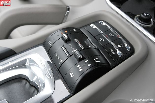 Блок регулировок шасси похож на тот, что был на Кайенне первого поколения. Но «флажком» управления трансмиссией, которым раньше включалась понижающая передача и блокировка дифференциала, теперь можно лишь изменить степень блокировки муфты