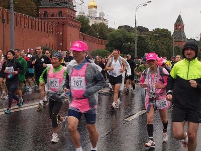 Марафонцы передвигаются по Москве быстрее автомобилей