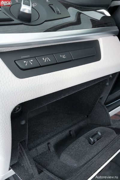 Кнопками слева от руля активируются система слежения за дорожной разметкой, инфракрасная камера ночного видения и проектор показаний спидометра и подсказок навигации на лобовое стекло