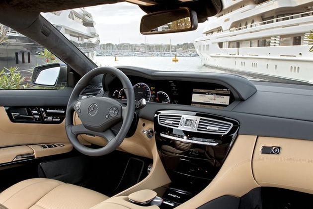 Рестайлинг не коснулся интерьера: единственное новшество — руль с чуть более компактной ступицей, как на S-классе