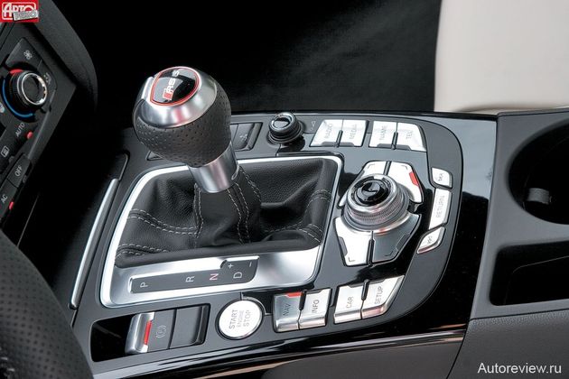 Чехол и круглая рукоятка селектора стилизованы «под механику»