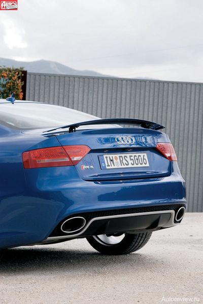 Спойлер автоматически поднимается на скорости 120 км/ч и убирается на 80 км/ч. Но водитель может его «достать» в любой момент, нажав кнопку на центральном тоннеле