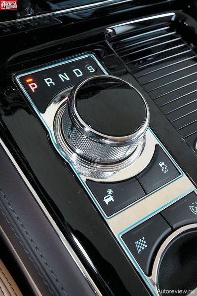Шестиступенчатый «автомат» Ягуара настроен отлично, привыкнуть к шайбе-селектору — минутное дело. Клавишей с финишным флагом включается режим Dynamic, обостряющий отклики на акселератор и «зажимающий» амортизаторы