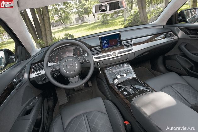 Интерьер Audi красив, роскошен и продуман, но ягуаровского уюта нет. Громоздкий центральный дисплей можно принудительно утопить между дефлекторами