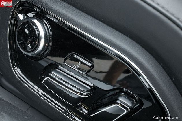 Плата за небольшое количество клавиш регулировки кресла — многофункциональный кругляш: качая его за хвостик, мы выбираем позиции в меню центрального дисплея, а тыкая в сердцевину, меняем их настройки. Но для включения массажера есть отдельная клавиша