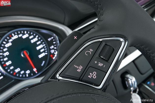 Подрулевые лепестки «автомата» — как у Ягуара. Клавишей с изображением шестеренок включается-выключается ручной режим коробки