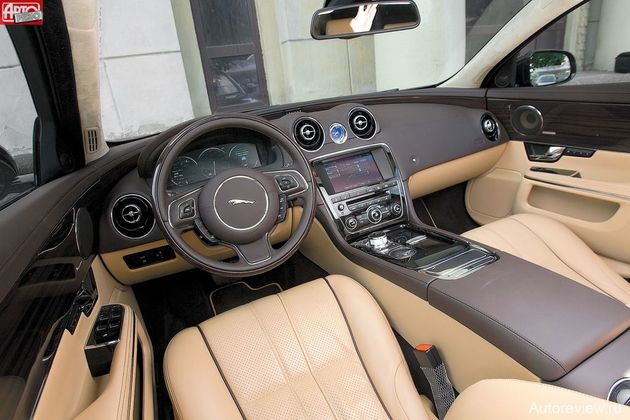 Салон Ягуара радует ощущением тепла и уюта. Несмотря на ряд эргономических огрехов, здесь хочется остаться