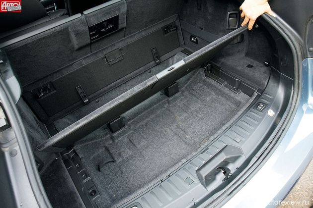 Грузовой отсек Gran Turismo — самый функциональный. Можно открыть лишь маленький лаз, а можно — всю дверь и прямо из багажника сложить часть спинки. В полу — два потайных бокса с отдельными крышками