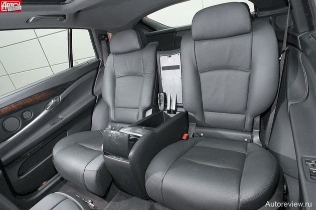 Опционный двухместный диван с большим центральным подлокотником и независимыми электрорегулировками «половинок» делает просторный хэтчбек BMW недосягаемым по комфорту размещения задних пассажиров