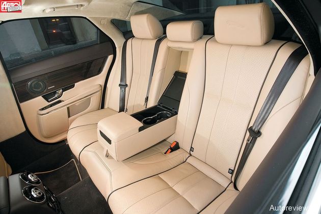 Спинкам заднего дивана Ягуара не хватает подпора в области поясницы, а дверным подлокотникам — длины