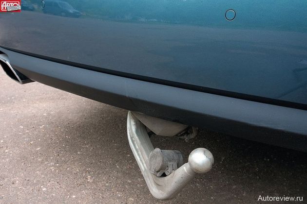 Хочешь таскать за BMW прицеп — заказывай крюк с электроприводом. Прицепное устройство вылезает из-под бампера при нажатии кнопки, скрытой обивкой багажника. А под этой кнопкой — блок предохранителей с бумажной шпаргалкой. Забавно, что электрофаркоп можно заказать и на Панамеру