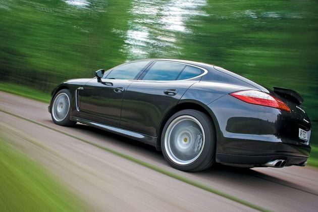 Если на фоне купе Maserati GranTurismo S хэтчбек Porsche Panamera S казался тяжеловесным, то в компании с BMW Gran Turismo он спортивнее некуда