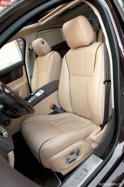 Сливочный цвет и округлые формы зрительно старят кресло Ягуара, но посадка в нем, если не подвигаться ближе к рулю и вверх, по-современному удобна