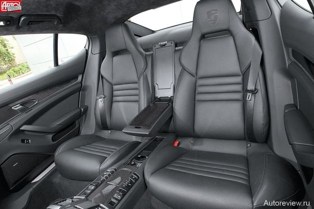 Задние «ковши» почти такие же классные, как передние. Но расслабиться в этом царстве технодизайна непросто