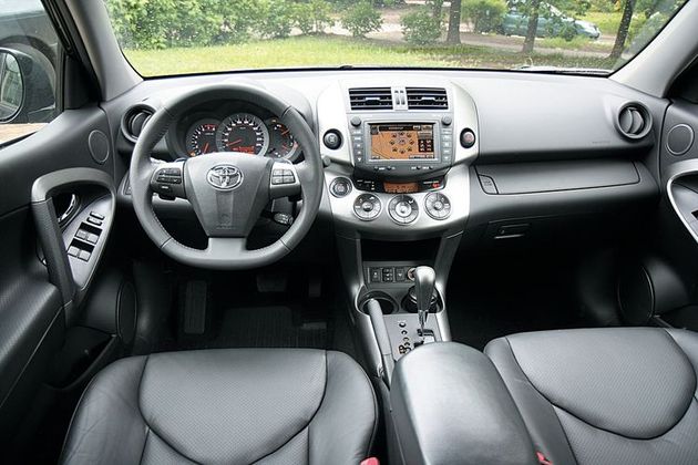 В салоне — новое рулевое колесо, а у машин в максимальной комплектации — навигационная система с жестким диском емкостью 10 Гб и голосовым управлением. Она же — единственное новшество у длиннобазной версии кроссовера