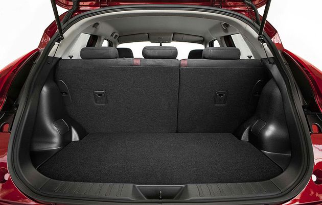 При поднятной спинке заднего сиденья у 'Джука' действительно маленький багажник - паспортные 250 литров посчитаны с учетом "подпольного" органайзера. Зато грузовое отделение кроссовера снабжено шторкой, которая поднимается синхронно с задней дверью