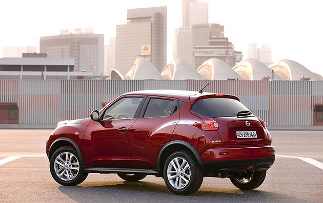 Nissan Juke получил хорошее наследство от Nissan Qashqai. Например, пяти- и шестискоростная механические коробки передач достались младшему брату вообще без переделок. А атмосферный 1,6-литровый двигатель и вариатор подверглись модернизации. Так, мотор стал экономичнее и мощнее на две лошадиные силы, а из "кашкаевской" бесступенчатой трансмиссии получилось сразу два вариатора для "Джука". Первый - предназначенный для машины с атомосферником - стал почти на 13 процентов легче, а у второго - устанавливающегося на кроссовер с турбомотором - увеличилось соотношение верхнего и нижнего передаточных чисел, и используется имитация "ступенчатого" переключения передач. Турбомотор 1.6 на Juke развивает 190 лошадиных сил, и это первое появление нового агрегата Nissan "на людях" - в будущем этот агрегат адаптируют и под другие модели японского бренда