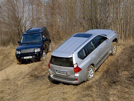 При съезде с таких препятствий Lexus постоянно черпал землю выхлопной трубой, а Discovery нет