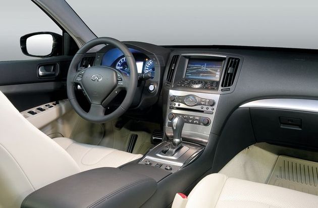 Алюминиевые вставки на передней панели обновленного G-седана стали матовее. Такая отделка, как и прежде, напоминает японскую рисовую бумагу ваши, но называется Sekitai («Сад камней»). Стрелки приборов теперь белые, красный цвет исчез и с экрана бортового компьютера. Дисплей и остальное «железо» для мультимедийной системы Infiniti Connectiviti вместо фирмы Denso теперь поставляет Clarion