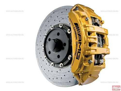 Впервые на серийных автомобилях AMG появились опционные керамические тормоза, которые легко отличить по золотисто-бронзовому цвету суппортов. Керамические тормозные диски, усиленные углеволокном, «выпекаются» при температуре 1700оС: они легче стандартных, имеют повышенную износостойкость и, конечно, не перегреваются