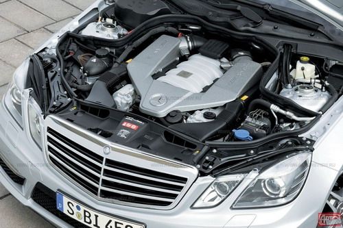 Атмосферный двигатель V8 с рабочим объем 6,2 л уже известен, к примеру, по родстеру Mercedes SL 63 AMG. Мотор весит 199 кг. Средний расход топлива на 1,7 л/100 км меньше, чем у предшественника, хотя мощность возросла на 11 л.с.