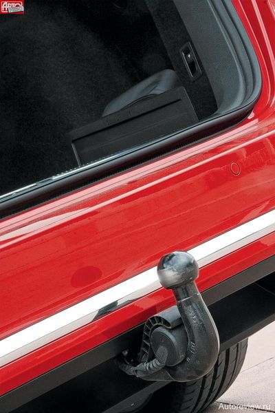 «Фаркоп» прячется под задним бампером, освобождается клавишей в багажнике, а убирается обратно… пинком ноги!