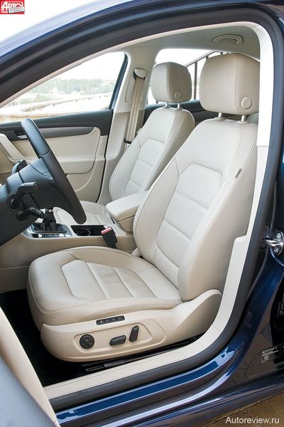 Сиденья с отменным профилем обзавелись подголовниками с телескопической регулировкой по «вылету» вперед. Более дорогие кресла со встроенной вентиляцией и массажером оказались менее глубокими и непривычно мягкими