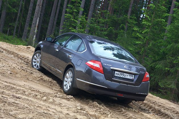 Внешне от переднеприводной версии новинка отличается лишь шильдиком "Four" на крышке багажника