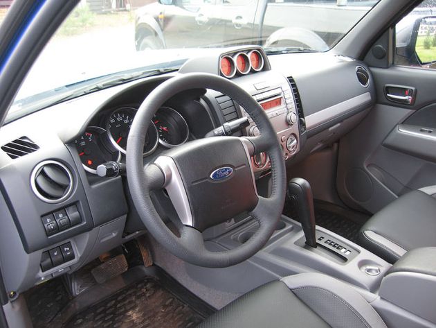 Ford Ranger с ''автоматом'' доступен только в комплектации с кожаным салоном, сиденьями с подогревом и внедорожным инструментарием вроде компаса и кренометра