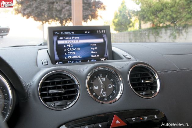 Вместо среднего дефлектора — стильные часы. Но торчащий из панели экран из-за низкой посадки мозолит глаза