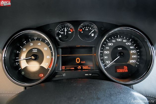 Темно-серые шкалы приборов читаются лучше белых на Peugeot 308, дисплей борткомпьютера тоже стал крупнее