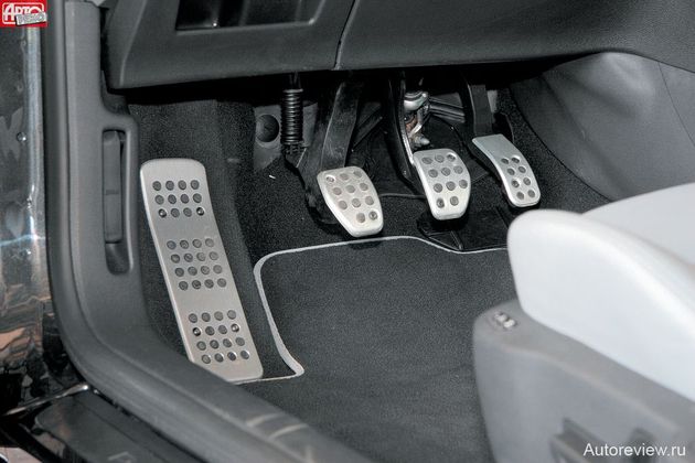 Водитель с 44-м размером ноги упирается носком в рычаг длинноходной педали сцепления