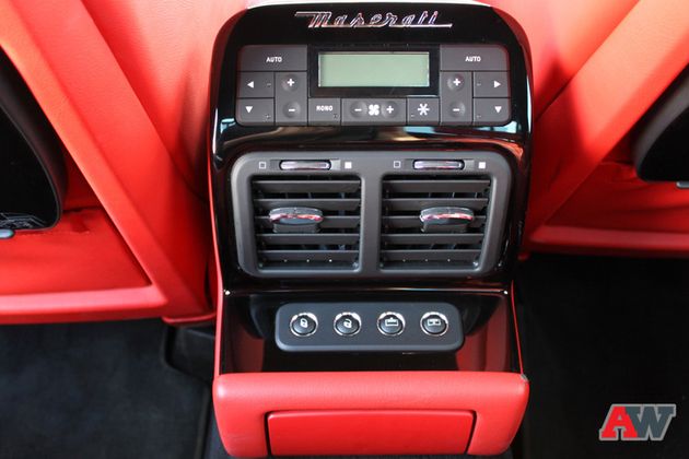 Пакет Executive GT добавит к базовой комплектации стоимостью 148 100 евро не только столики, шторки, климат-контроль, подогрев, вентиляцию и массаж для задних пассажиров, а также 13 280 евро