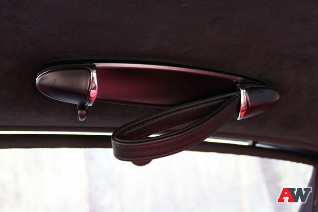 Интересные ручки кому-то напомнят рукоятки чемоданов, а кому то троллейбусные держалки. Опять же: смотреть на них гораздо приятнее, чем использовать по назначению