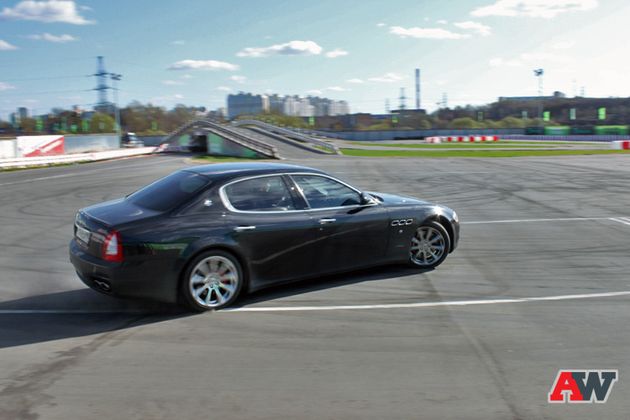 Несмотря на откровенную недостаточную поворачиваемость, Quattroporte может поиграть боками при более настойчивом обращении с газом и рулём