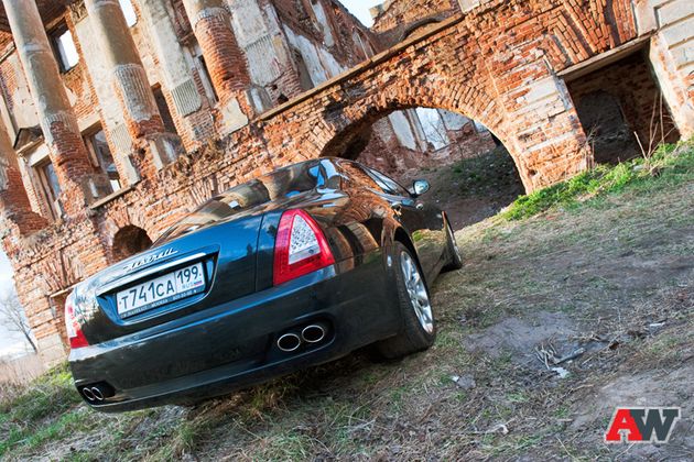 Сзади Quattroporte заиграет по-настоящему только ночью, тогда две пары вертикальных полос светодиодных фонарей ни с чем не перепутаешь