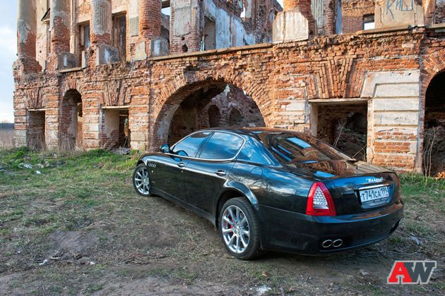 У Maserati даже огромный седан имеет правильную клиновидную форму с расширяющимися задними «бёдрами», вмещающими широченные шины размерностью 285/35 R19